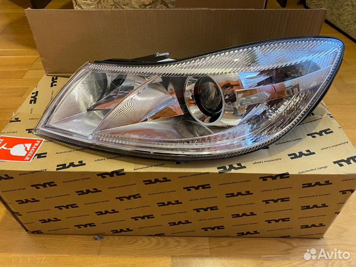 Фара Octavia A5 Октавия А5 Skoda Шкода фонарь пере