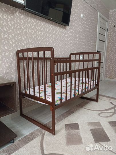 Детская кроватка с маятником + матрас+ бортики