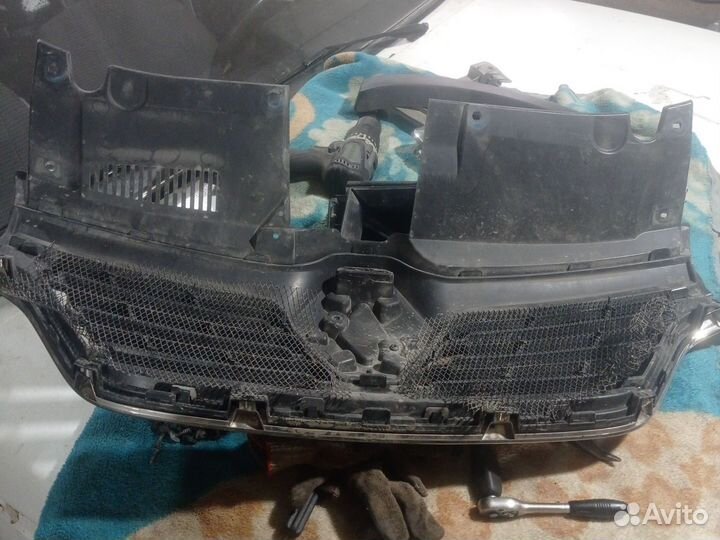 Решетка радиатора Рено Логан