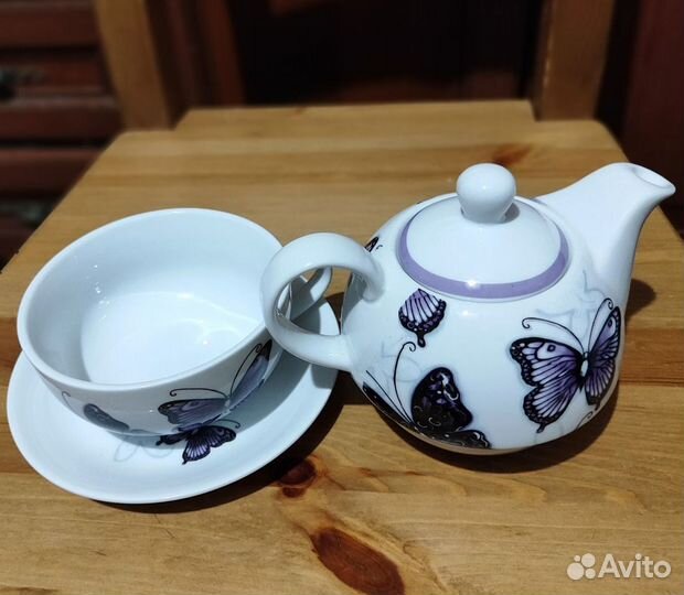 Заварочный чайник, чашка и блюдце