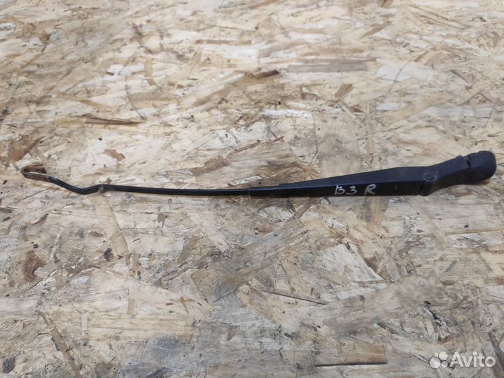 Поводок дворников правый Volkswagen Passat B3