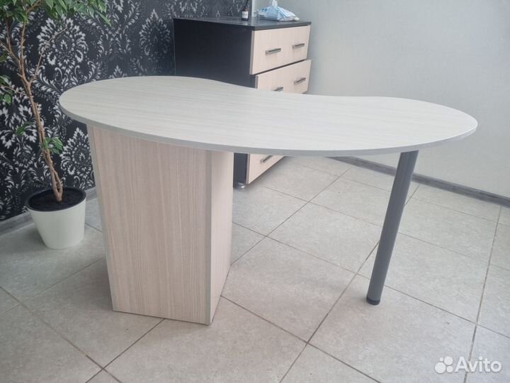 Маникюрный стол бу