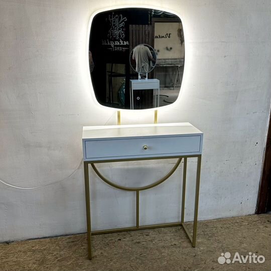 Макияжный стол с подсветкой