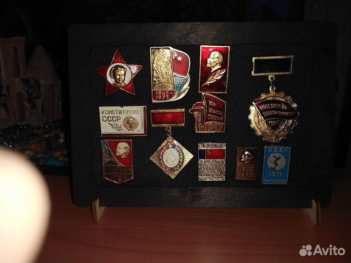 Коллаж из значков СССР