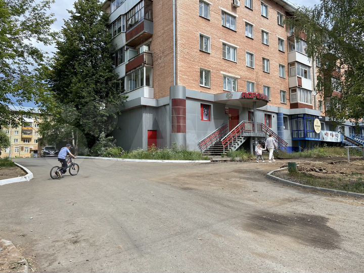 Магазин на первой линии угол 113 м²