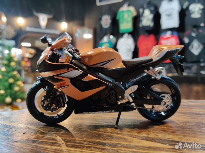 Модель мото 1:12 Suzuki GSX-R 1000 Gold