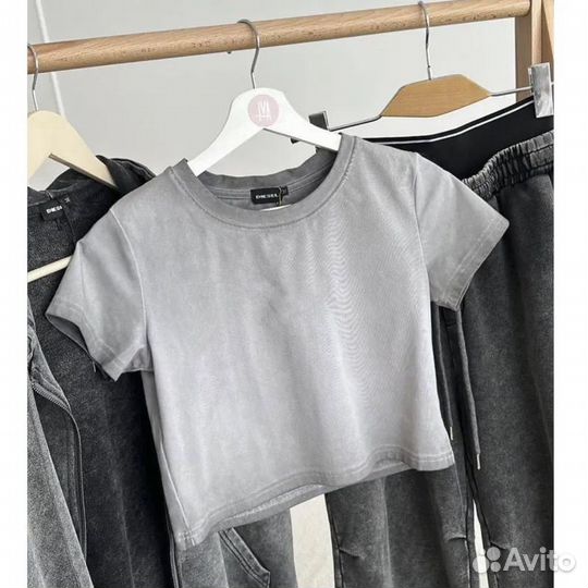 Женский спортивный костюм из трех предметов