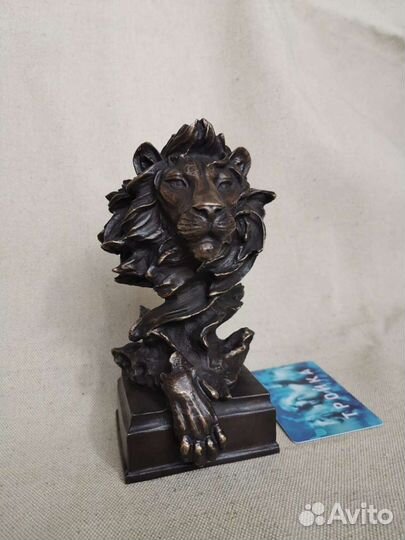 Сувенир из бронзы лев