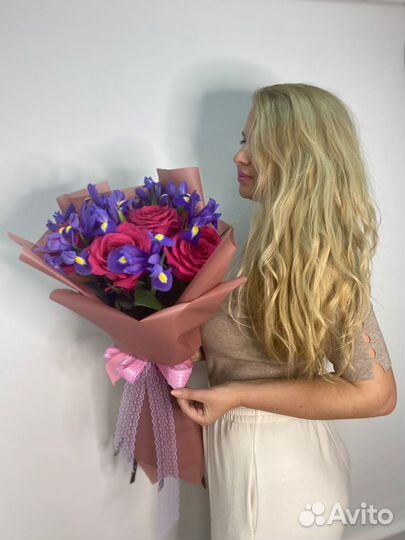 Розы с ирисами