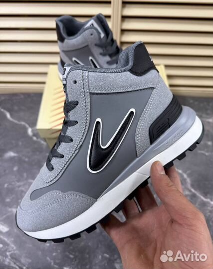 Кроссовки женские