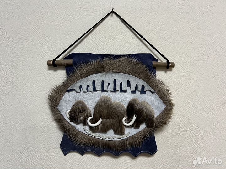 Панно настенное с мамонтами из меха и шкуры оленя