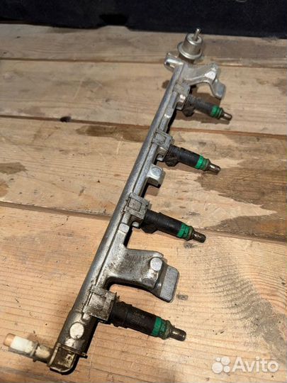 Топливная рампа Ford Fiesta 1.6 2005