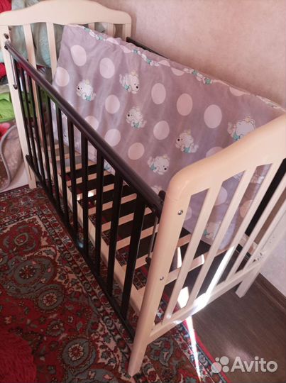 Детская кроватка с продольным маятником с матрасом
