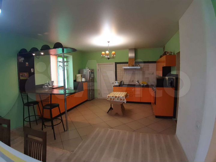 Дом 200 м² на участке 6,5 сот.