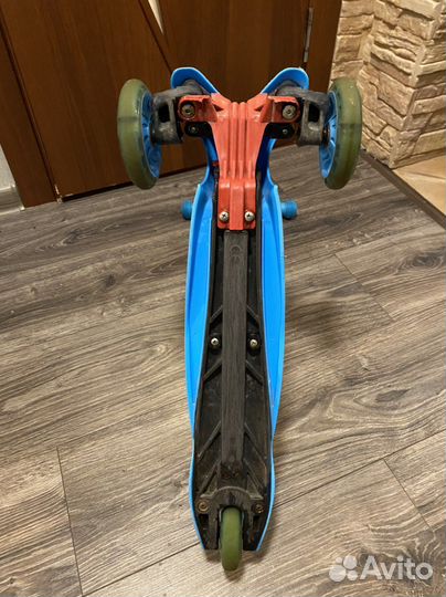 Самокат трехколесный