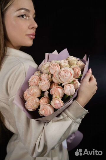 Букет пионовидных кустовых роз бомбастик