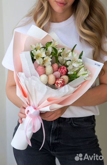 Сладкий букет с клубникой в шоколаде и цветами