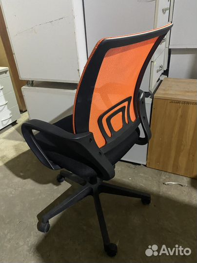 Компьютерное кресло оранжевое