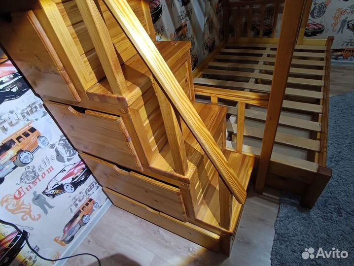 Двухъярусная кровать из дерева