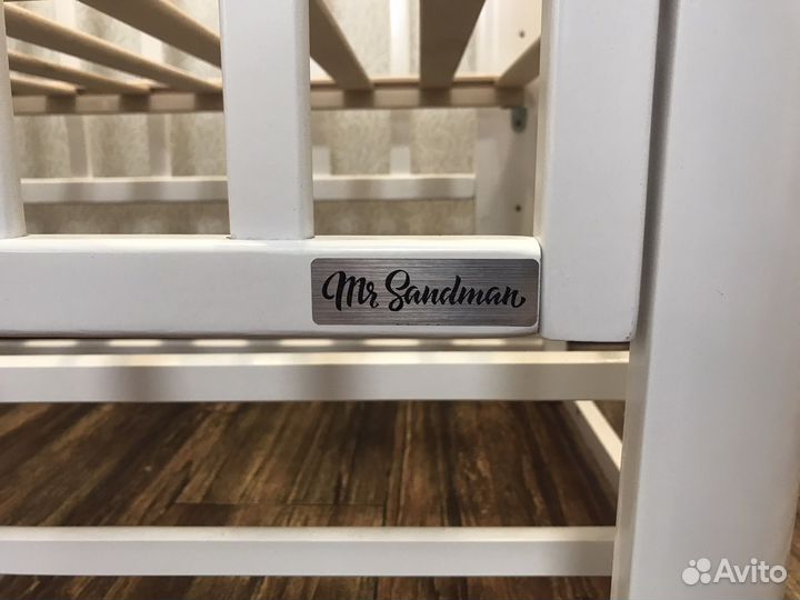 Детская кроватка с маятником