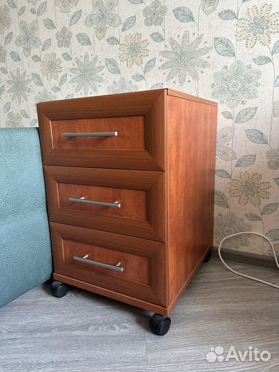 Тумба на колесиках