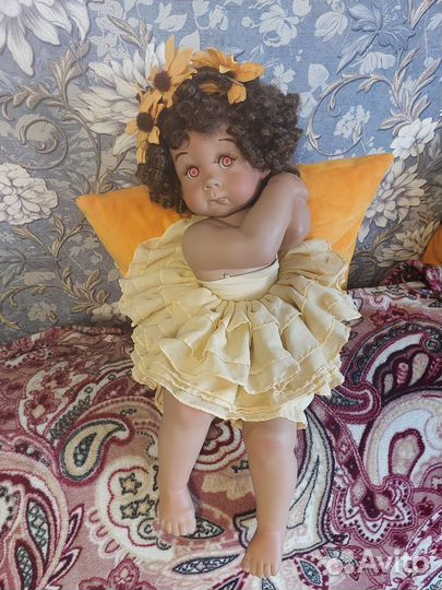 Кукла фарфоровая