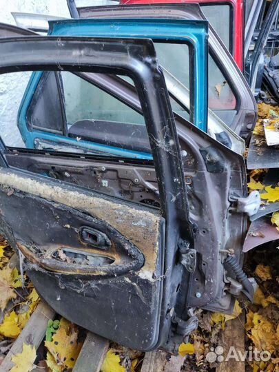 Задняя левая дверь Hyundai elantra 1995-2000