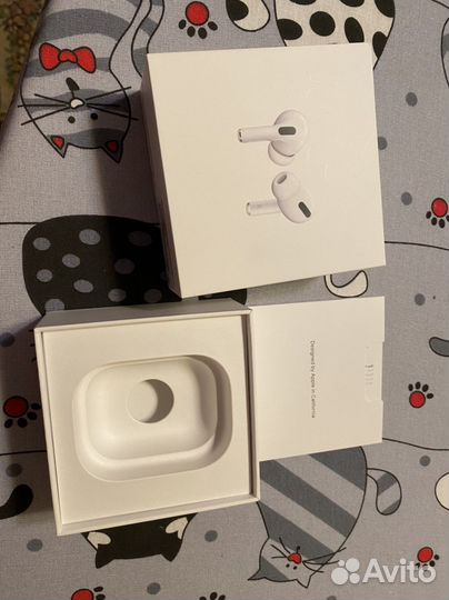 Коробки от оригинальных наушников Apple