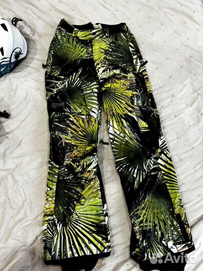 Горнолыжный шлем, очки, брюки