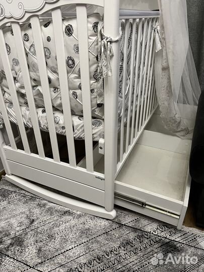 Детская кроватка с маятником и ящиком