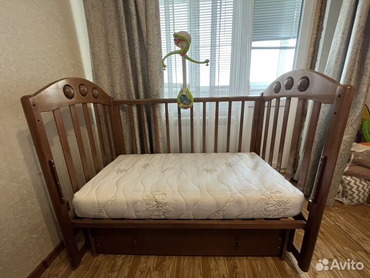 Детская кроватка с матрасом