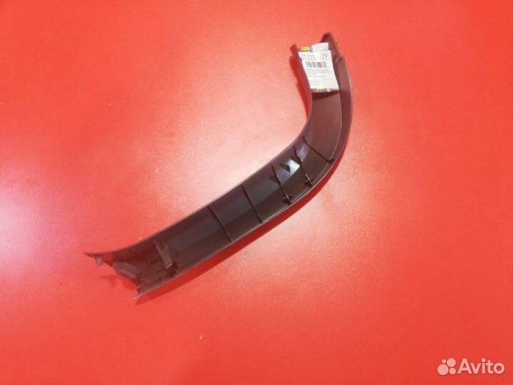 Обшивка двери багажника правая Toyota Land Cruiser