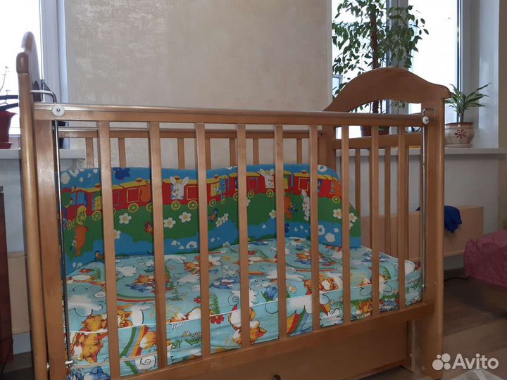 Детская кроватка из берёзы с матрацом и бортиками