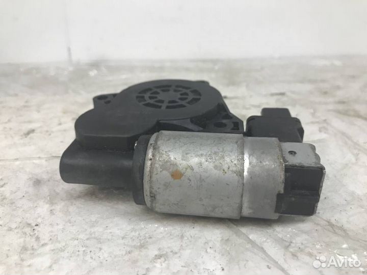 Моторчик заднего правого стеклоподъемника G22C5858