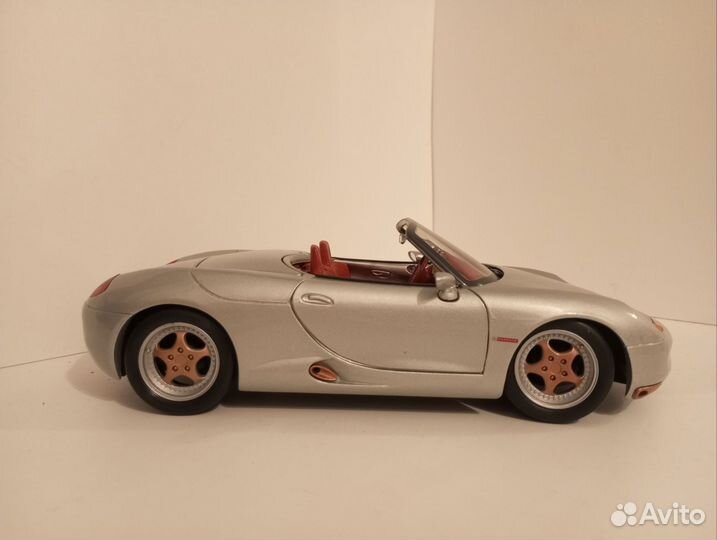 Модель Porsche 1:18