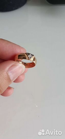 Золотое кольцо с бриллиантом