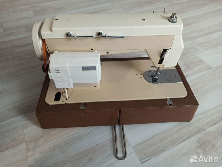 Домашняя швейная зигзаг машина Radom 432. Польша