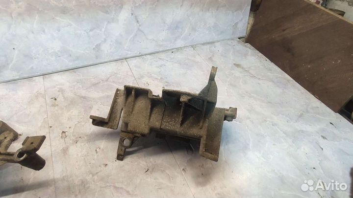 Кронштейн МКПП Renault Symbol 1 опора кпп