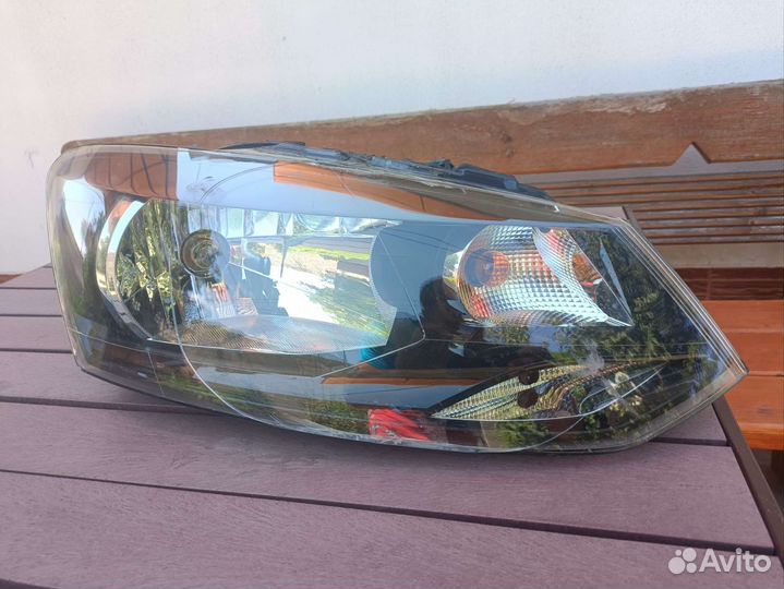 Передняя правая фара Volkswagen Polo Sedan