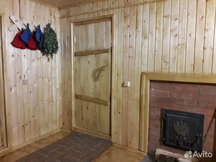 Русская баня на дровах на берегу реки