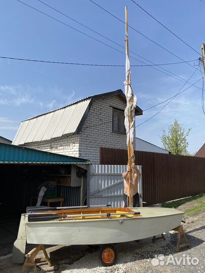 Деревянная лодка с парусом