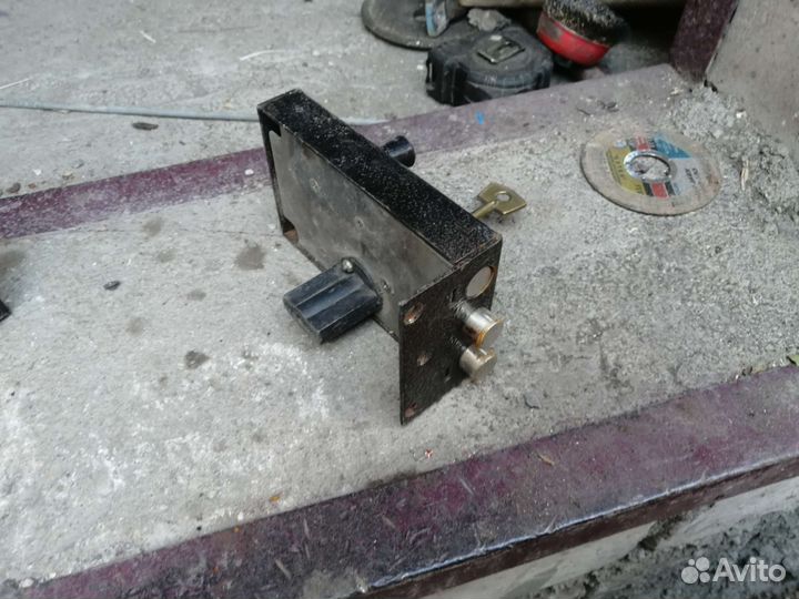 Замок дверной