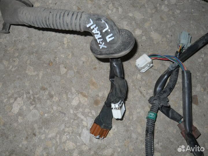 T30 Коса двери передняя левая Nissan