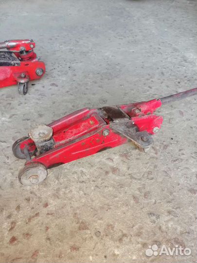 Домкрат подкатной 2,5т бу