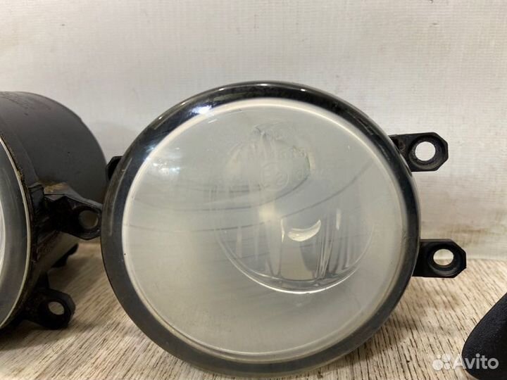 Фара противотуманная передняя Toyota Avensis T25