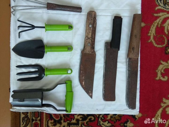 Различный мелкий инструмент для сада и огорода