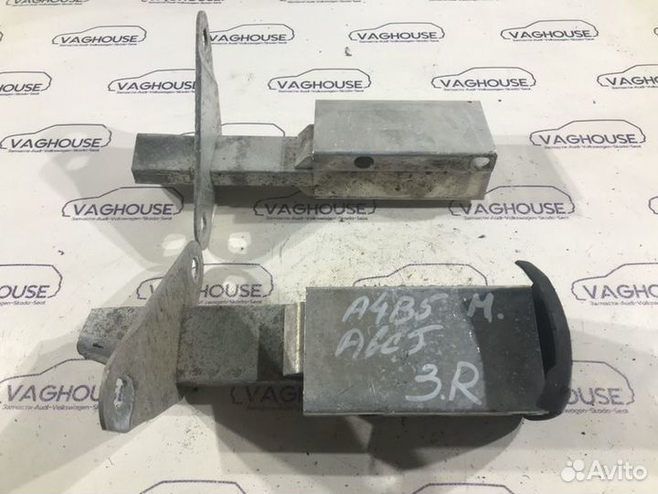 Крепление усилителя бампера заднее Audi A4 B5 8D2