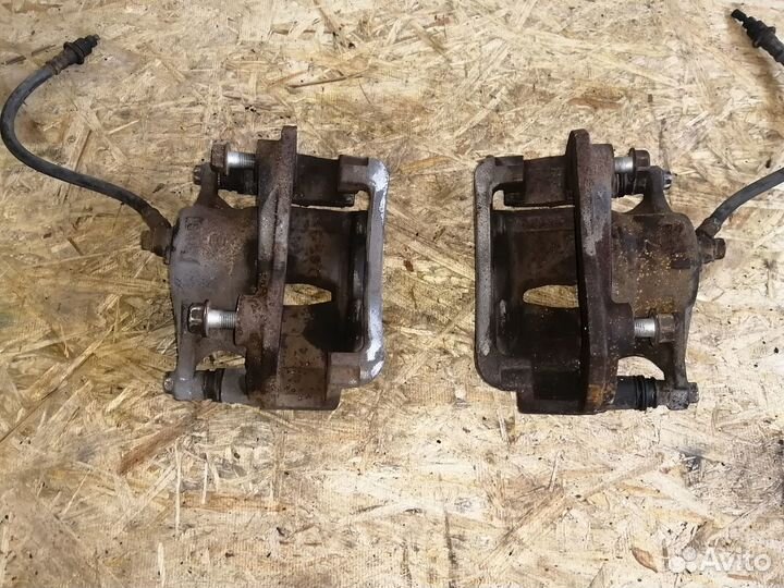 Суппорта передние пара Toyota Mark II GX105