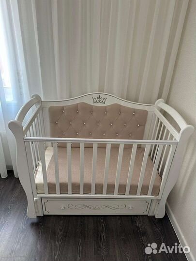 Детская кроватка с маятником и ящиком