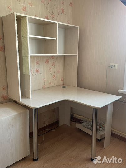 Угловой письменный стол с полками